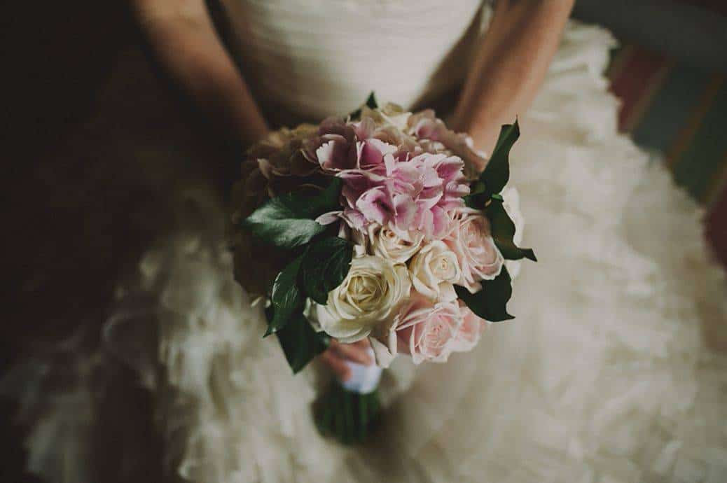 A fresh white wedding in Florence wedding planning accessories